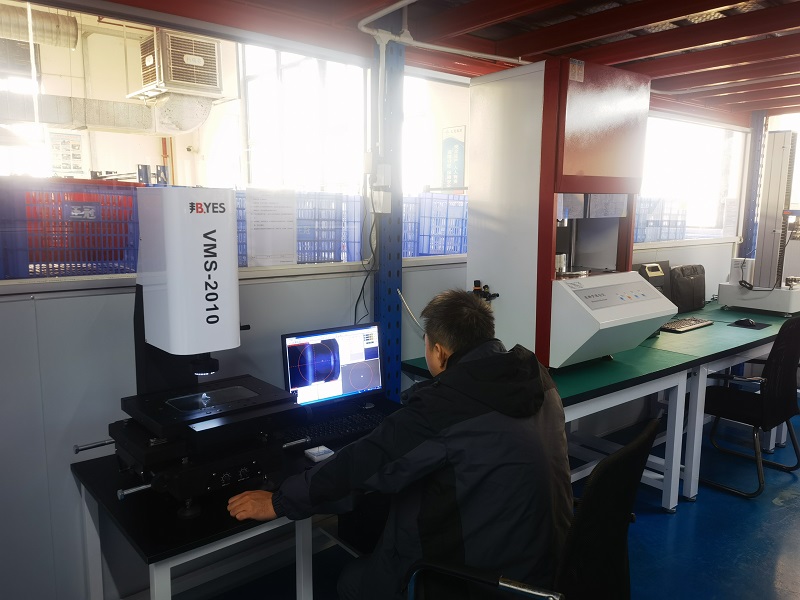 Las máquinas de medición de imágenes ópticas, equipadas con sistemas de software de control y medición precisos, nos permiten producir piezas de caucho con dimensiones más precisas.